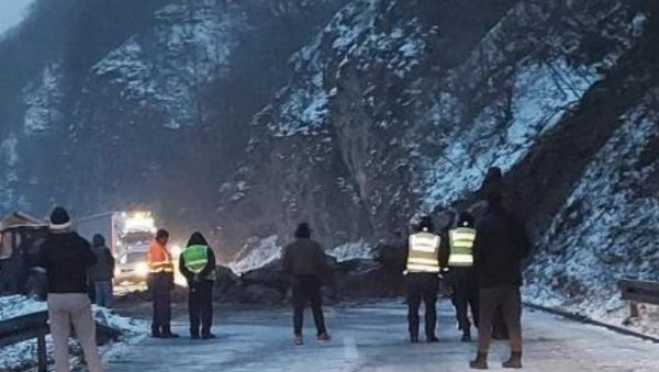 ОДРОН НА ИЗЛАЗУ ИЗ ПРИЈЕПОЉА: Саобраћај успорен, надлежни на терену ОДРОН НА ИЗЛАЗУ ИЗ ПРИЈЕПОЉА: Саобраћај успорен, надлежни на терену