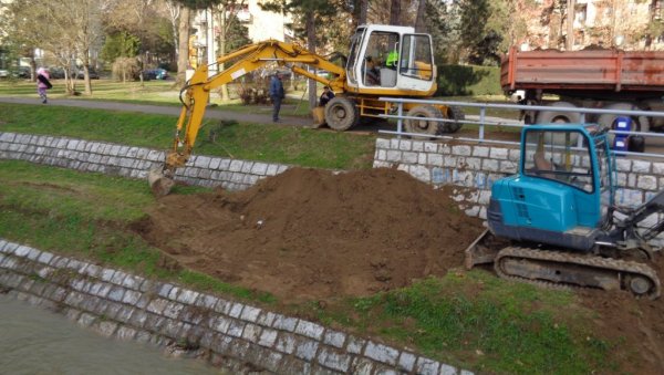 СРЕЂУЈУ КОРИТО ШТИРЕ: Акција у Лозници СРЕЂУЈУ КОРИТО ШТИРЕ: Акција у Лозници