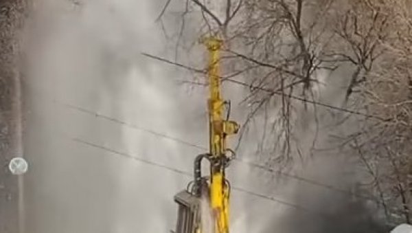 БЕОГРАДСКЕ ТЕРМЕ: Погледајте снимак гејзира из Булевара краља Александра, вода шикља на све стране (ВИДЕО) БЕОГРАДСКЕ ТЕРМЕ: Погледајте снимак гејзира из Булевара краља Александра, вода шикља на све стране (ВИДЕО)