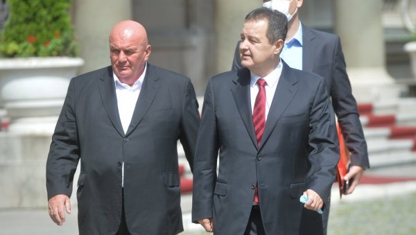 ПАЛМИ СКОРО ТРЕЋИНА МАНДАТА У СКУПШТИНИ: Социјалисти и Јединствена Србија потврдили удружени наступ на изборима 3. априла ПАЛМИ СКОРО ТРЕЋИНА МАНДАТА У СКУПШТИНИ: Социјалисти и Јединствена Србија потврдили удружени наступ на изборима 3. априла