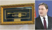 DEKIJEVA TRUBA: Nikola Selaković uramio instrument majstora iz zavičaja DEKIJEVA TRUBA: Nikola Selaković uramio instrument majstora iz zavičaja