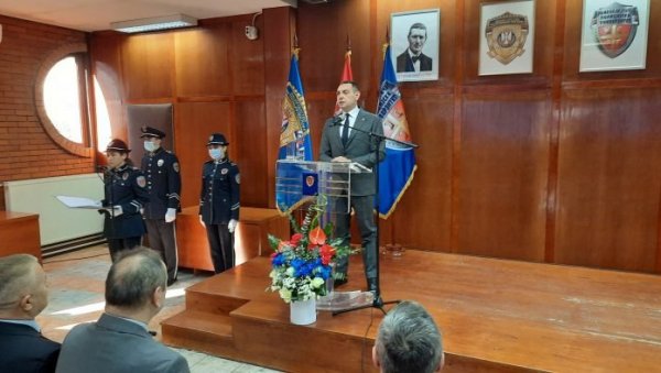 ОБЕЛЕЖЕН ДАН КРИМИНАЛИСТИЧКО - ПОЛИЦИЈСКОГ УНИВЕРЗИТЕТА: И министар Вулин на свечаности у Земуну ОБЕЛЕЖЕН ДАН КРИМИНАЛИСТИЧКО - ПОЛИЦИЈСКОГ УНИВЕРЗИТЕТА: И министар Вулин на свечаности у Земуну