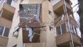 KOMŠINICA BACA SMEĆE, ŠPRICEVE, NOŽEVE: Sve kroz prozor - sramni prizori ispred zgrade u Beogradu KOMŠINICA BACA SMEĆE, ŠPRICEVE, NOŽEVE: Sve kroz prozor - sramni prizori ispred zgrade u Beogradu