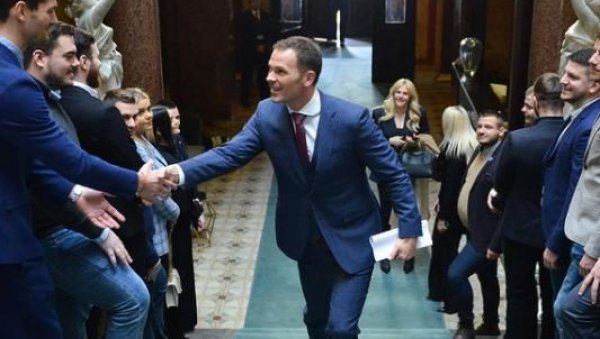 ДИВНИ МЛАДИ ЉУДИ, ПУНИ ЕНЕРГИЈЕ: Министар Мали угостио студенте, представио им пројекат Београд на води ДИВНИ МЛАДИ ЉУДИ, ПУНИ ЕНЕРГИЈЕ: Министар Мали угостио студенте, представио им пројекат Београд на води
