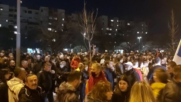 ПРОТЕСТИ У ПОДГОРИЦИ: Народ се окупио да изрази незадовољство због прекрајања изборне воље грађана (ФОТО/ВИДЕО) ПРОТЕСТИ У ПОДГОРИЦИ: Народ се окупио да изрази незадовољство због прекрајања изборне воље грађана (ФОТО/ВИДЕО)