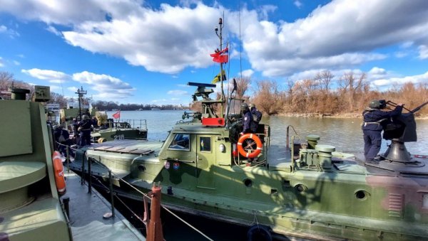 СПРЕМНИ ЗА УЗБУНУ И У ВОДИ И НА КОПНУ: Вежбе Речне флотиле на Дунаву (ФОТО) СПРЕМНИ ЗА УЗБУНУ И У ВОДИ И НА КОПНУ: Вежбе Речне флотиле на Дунаву (ФОТО)
