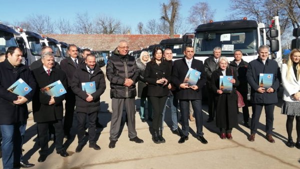 ДЕПОНИЈЕ ИДУ У ПРОШЛОСТ: Седам општина на северу Бачке и Баната добило вредну опрему за управљање отпадом ДЕПОНИЈЕ ИДУ У ПРОШЛОСТ: Седам општина на северу Бачке и Баната добило вредну опрему за управљање отпадом