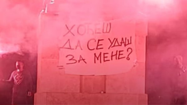 ХОЋЕШ ДА СЕ УДАШ ЗА МЕНЕ? Несвакидашња просидба поред споменика Победнику на Калемегдану (ВИДЕО) ХОЋЕШ ДА СЕ УДАШ ЗА МЕНЕ? Несвакидашња просидба поред споменика Победнику на Калемегдану (ВИДЕО)