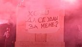 ХОЋЕШ ДА СЕ УДАШ ЗА МЕНЕ? Несвакидашња просидба поред споменика Победнику на Калемегдану (ВИДЕО)