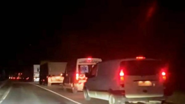 ТЕШКА САОБРАЋАЈНА НЕСРЕЋА КОД ЛОЗНИЦЕ: Четворо повређено, “ауди” ударио у бандеру ТЕШКА САОБРАЋАЈНА НЕСРЕЋА КОД ЛОЗНИЦЕ: Четворо повређено, “ауди” ударио у бандеру