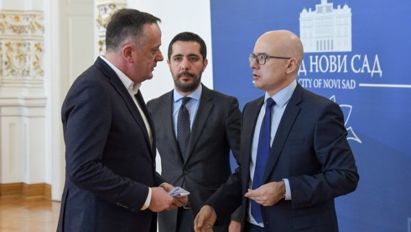 БЛИЖИ СЕ ИЗГРАДЊА ОБИЛАЗНИЦЕ И ЧЕТВРТОГ МОСТА У НОВОМ САДУ: Момировић, Вучевић и Антић разговарали о великом пројекту БЛИЖИ СЕ ИЗГРАДЊА ОБИЛАЗНИЦЕ И ЧЕТВРТОГ МОСТА У НОВОМ САДУ: Момировић, Вучевић и Антић разговарали о великом пројекту
