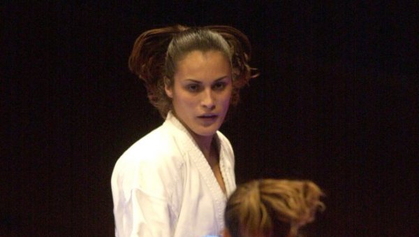 СРПСКИ СПОРТ ЗАВИЈЕН У ЦРНО: У 44. години преминула Снежана Пантић, наша карате легенда СРПСКИ СПОРТ ЗАВИЈЕН У ЦРНО: У 44. години преминула Снежана Пантић, наша карате легенда