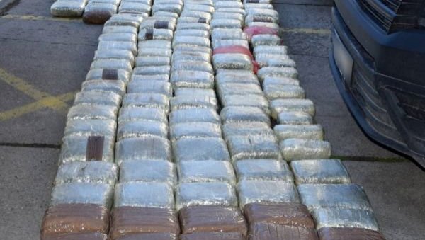 УХВАЋЕН СА 175 КИЛОГРАМА МАРИХУАНЕ: Акција полиције у Сомбору УХВАЋЕН СА 175 КИЛОГРАМА МАРИХУАНЕ: Акција полиције у Сомбору