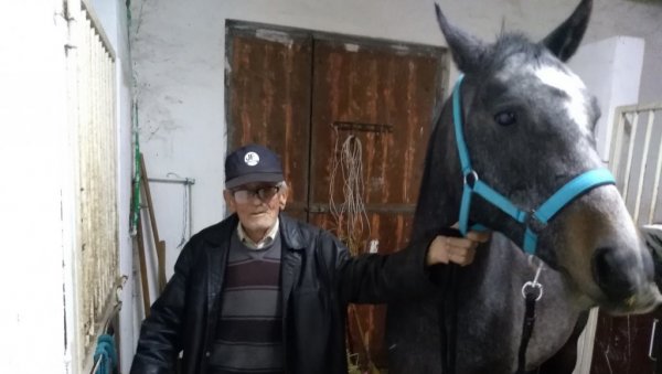 ЗАУВЕК ОТИШАО ЧИКА НИЏА: Пожаревачко коњичко друштво Кнез Михаило жали за Николом Вучковићем ЗАУВЕК ОТИШАО ЧИКА НИЏА: Пожаревачко коњичко друштво Кнез Михаило жали за Николом Вучковићем