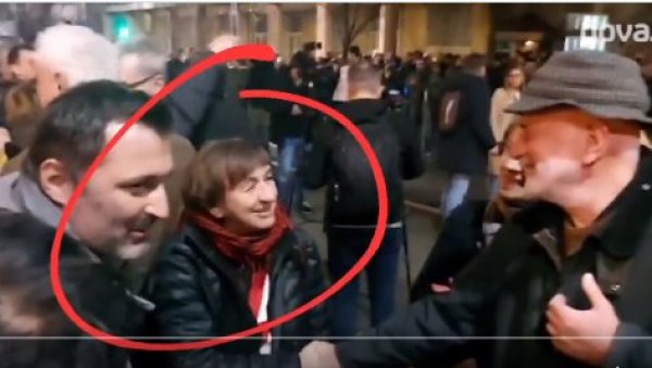 СРДАЧАН ПОЗДРАВ: Владета Јанковић и Сташа Зајевић заједно на протесту (ВИДЕО) СРДАЧАН ПОЗДРАВ: Владета Јанковић и Сташа Зајевић заједно на протесту (ВИДЕО)