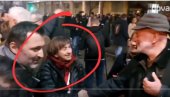 СРДАЧАН ПОЗДРАВ: Владета Јанковић и Сташа Зајевић заједно на протесту (ВИДЕО) СРДАЧАН ПОЗДРАВ: Владета Јанковић и Сташа Зајевић заједно на протесту (ВИДЕО)