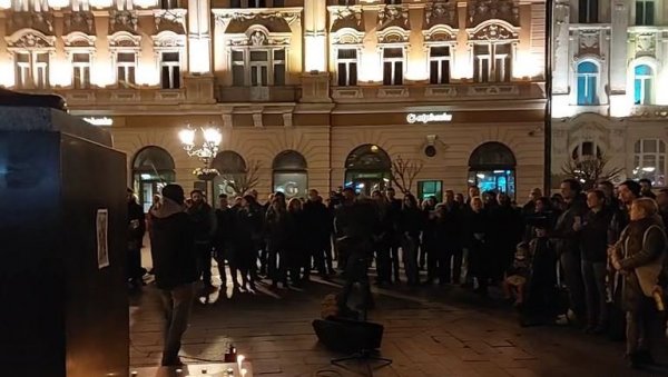 ЦВЕЋЕ И СВЕЋЕ ЗА БЛЕКИЈА: Новосађани се опростили од уличног свирача, претученог на смрт (ВИДЕО) ЦВЕЋЕ И СВЕЋЕ ЗА БЛЕКИЈА: Новосађани се опростили од уличног свирача, претученог на смрт (ВИДЕО)