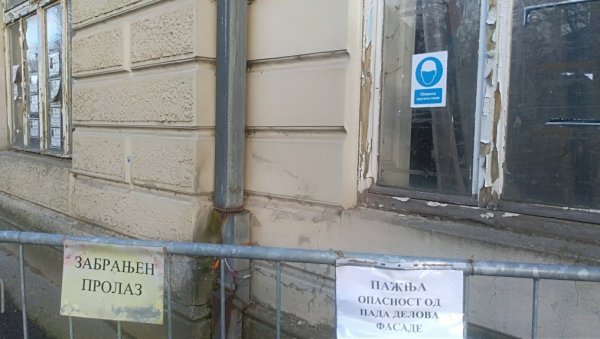 ОБАВЕЗНА ЗАШТИТА ГЛАВЕ: На Дому Војске у Пожаревцу окачена налепница ОБАВЕЗНА ЗАШТИТА ГЛАВЕ: На Дому Војске у Пожаревцу окачена налепница