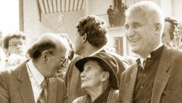 ПОДАРИЛА НАМ ЈЕ НАЈЛЕПШЕ СТИХОВЕ: 29 година од смрти Десанке Максимовић (ФОТО) ПОДАРИЛА НАМ ЈЕ НАЈЛЕПШЕ СТИХОВЕ: 29 година од смрти Десанке Максимовић (ФОТО)