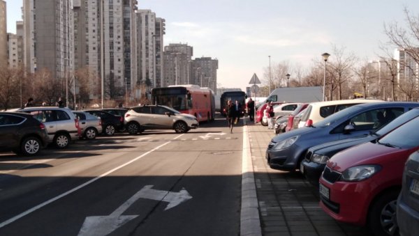 АУТОБУС УДАРИО ЏИП: Саобраћајна несрећа у 62. блоку у Новом Београду (ФОТО) АУТОБУС УДАРИО ЏИП: Саобраћајна несрећа у 62. блоку у Новом Београду (ФОТО)