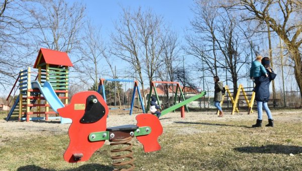КОМПАНИЈА НИС ДОНИРАЛА СРЕДСТВА ЗА РЕКОНСТРУКЦИЈУ ДЕЧЈИХ ИГРАЛИШТА: Малишани из Суботице добили нови простор за игру КОМПАНИЈА НИС ДОНИРАЛА СРЕДСТВА ЗА РЕКОНСТРУКЦИЈУ ДЕЧЈИХ ИГРАЛИШТА: Малишани из Суботице добили нови простор за игру