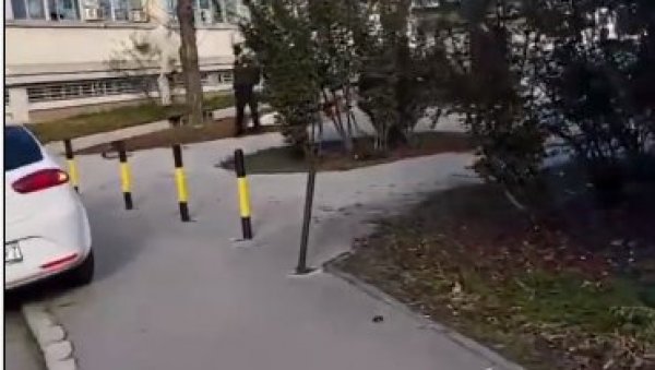 ПРОНАЂЕНО ТЕЛО МУШКАРЦА НА НОВОМ БЕОГРАДУ: Полиција на лицу места у Блоку 44 ПРОНАЂЕНО ТЕЛО МУШКАРЦА НА НОВОМ БЕОГРАДУ: Полиција на лицу места у Блоку 44