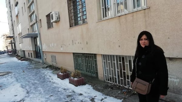 МАРИЈА НА СРЕТЕЊЕ У СВОМ СТАНУ У ПРИШТИНИ: Косовска агенција за имовину враћа Српкињи некретнину, коју су јој Албанци узурпирали МАРИЈА НА СРЕТЕЊЕ У СВОМ СТАНУ У ПРИШТИНИ: Косовска агенција за имовину враћа Српкињи некретнину, коју су јој Албанци узурпирали
