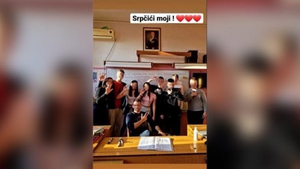 СРПЧИЋИ И ТРИ ПРСТА БЕЗ КАЗНЕ? Суспендовани наставник који се фотографисао са ученицима ускоро поново у учионици СРПЧИЋИ И ТРИ ПРСТА БЕЗ КАЗНЕ? Суспендовани наставник који се фотографисао са ученицима ускоро поново у учионици