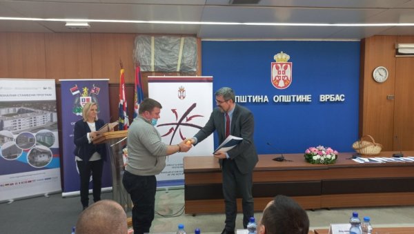 НАПОКОН ДОЧЕКАЛИ КРОВ НАД ГЛАВОМ: После 27 година 26 избегличких породица у општини Врбас трајно ће решити стамбени проблем НАПОКОН ДОЧЕКАЛИ КРОВ НАД ГЛАВОМ: После 27 година 26 избегличких породица у општини Врбас трајно ће решити стамбени проблем