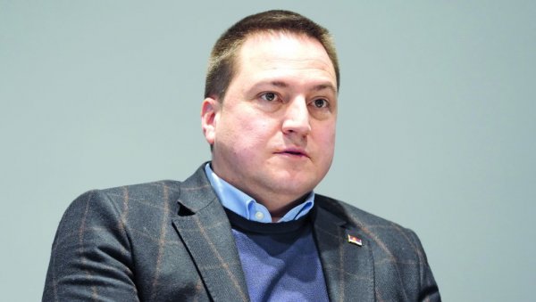 ПРАЗНЕ КЛУПЕ У НЕКОЛИКО ШКОЛА: Ружић поручио - Вршњачко насиље не може да се реши штрајком ПРАЗНЕ КЛУПЕ У НЕКОЛИКО ШКОЛА: Ружић поручио - Вршњачко насиље не може да се реши штрајком