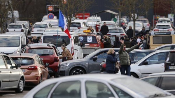 САМО 30 ЛИТАРА ПО АУТОМОБИЛУ: Штрајкови ограничили точење горива у Француској САМО 30 ЛИТАРА ПО АУТОМОБИЛУ: Штрајкови ограничили точење горива у Француској