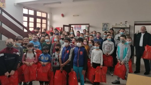 ПОКЛОНИ ПОВОДОМ ДАНА ШКОЛЕ: Обрадовани ученици и деца из вртића у Банатском Двору ПОКЛОНИ ПОВОДОМ ДАНА ШКОЛЕ: Обрадовани ученици и деца из вртића у Банатском Двору