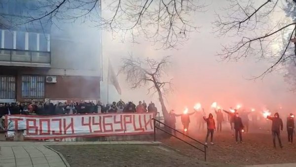 ЗВЕЗДАШИ КРЕНУЛИ НА МАРАКАНУ: Црвено-бели запалили Београд (ВИДЕО) ЗВЕЗДАШИ КРЕНУЛИ НА МАРАКАНУ: Црвено-бели запалили Београд (ВИДЕО)