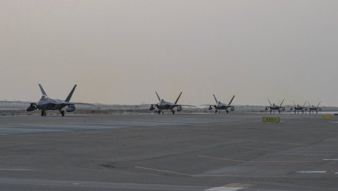 AMERIKA POSLALA LOVCE F-22 NA BLISKI ISTOK: Pojačana aktivnost Vazdušno-kosmičkih snaga Rusije AMERIKA POSLALA LOVCE F-22 NA BLISKI ISTOK: Pojačana aktivnost Vazdušno-kosmičkih snaga Rusije