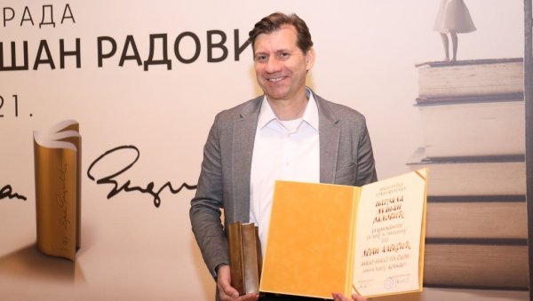 ИНТЕРВЈУ Књижевник Дејан Алексић: Писац децу треба да подстиче да мисле ИНТЕРВЈУ Књижевник Дејан Алексић: Писац децу треба да подстиче да мисле