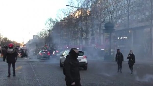 ПОТПУНИ ХАОС НА УЛИЦАМА ПАРИЗА: Полиција се обрачунава са народом (ВИДЕО) ПОТПУНИ ХАОС НА УЛИЦАМА ПАРИЗА: Полиција се обрачунава са народом (ВИДЕО)