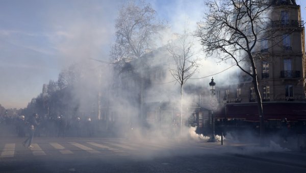 СИТУАЦИЈА У ПАРИЗУ НАПЕТА: После осам сати нереда, водених топова, димних бомби и сузавца ухапшене 54 особе СИТУАЦИЈА У ПАРИЗУ НАПЕТА: После осам сати нереда, водених топова, димних бомби и сузавца ухапшене 54 особе