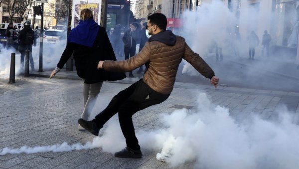 ХАОС НА УЛИЦАМА ПАРИЗА: Полиција извела оклопна возила, бацала сузавац на демонстанте (ФОТО) ХАОС НА УЛИЦАМА ПАРИЗА: Полиција извела оклопна возила, бацала сузавац на демонстанте (ФОТО)