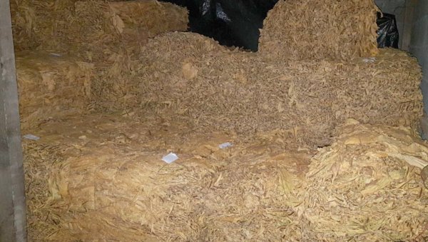 ПОЛИЦИЈА ЗАПЛЕНИЛА ВИШЕ ОД ДВЕ ТОНЕ ДУВАНА: Приликом прегледа комбија пронашли 54 бале дувана у листу ПОЛИЦИЈА ЗАПЛЕНИЛА ВИШЕ ОД ДВЕ ТОНЕ ДУВАНА: Приликом прегледа комбија пронашли 54 бале дувана у листу