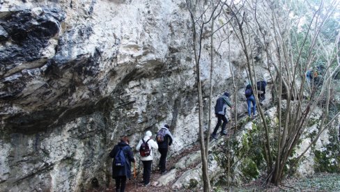 NOVA SEZONA PEŠAČENJA KANJONOM CRNICE: Uspon do pećine Masni kamen NOVA SEZONA PEŠAČENJA KANJONOM CRNICE: Uspon do pećine Masni kamen