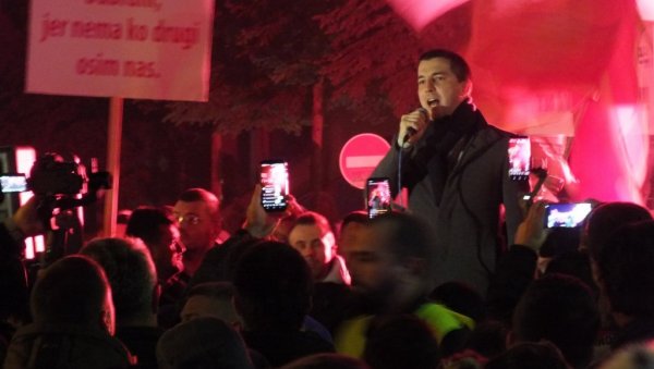 АБАЗОВИЋ ОД ШИБИЦАРА И БИТАНГЕ ДО МАНДАТАРА Бечић - Онај ко се усуди да закаже седницу сносио би кривичну одговорност АБАЗОВИЋ ОД ШИБИЦАРА И БИТАНГЕ ДО МАНДАТАРА Бечић - Онај ко се усуди да закаже седницу сносио би кривичну одговорност