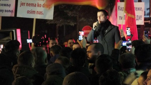 БЕЧИЋ НА ПРОТЕСТУ НА ЖАБЉАКУ: Идемо на изборе и народни суд! (ФОТО) БЕЧИЋ НА ПРОТЕСТУ НА ЖАБЉАКУ: Идемо на изборе и народни суд! (ФОТО)