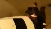 ŽESTOKA TUČA U CENTRU BEOGRADA: Taksista napadnut kod Kalenić pijace (VIDEO) ŽESTOKA TUČA U CENTRU BEOGRADA: Taksista napadnut kod Kalenić pijace (VIDEO)
