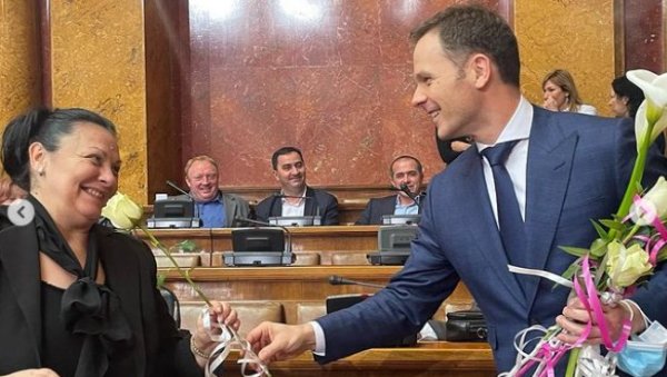 ЏЕНТЛМЕНСКИ ПОТЕЗ СИНИШЕ МАЛОГ: Министар поводом празника свим посланицама поклонио цвеће (ФОТО) ЏЕНТЛМЕНСКИ ПОТЕЗ СИНИШЕ МАЛОГ: Министар поводом празника свим посланицама поклонио цвеће (ФОТО)