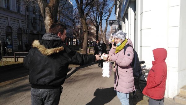 ОДУШЕВИЛИ СУГРАЂАНЕ: Корисници Центра социјалне заштите у Кикинди делили поклоне ОДУШЕВИЛИ СУГРАЂАНЕ: Корисници Центра социјалне заштите у Кикинди делили поклоне
