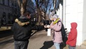 ОДУШЕВИЛИ СУГРАЂАНЕ: Корисници Центра социјалне заштите у Кикинди делили поклоне ОДУШЕВИЛИ СУГРАЂАНЕ: Корисници Центра социјалне заштите у Кикинди делили поклоне