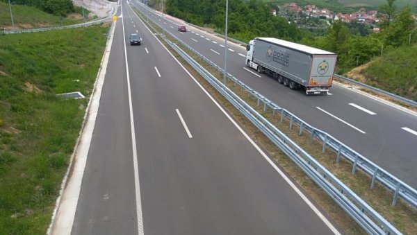 ПОСЛЕ ДВОСТРУКЕ САОБРАЋАЈНЕ НЕСРЕЋЕ: Нормализован саобраћаја на петљи код Лесковца ПОСЛЕ ДВОСТРУКЕ САОБРАЋАЈНЕ НЕСРЕЋЕ: Нормализован саобраћаја на петљи код Лесковца