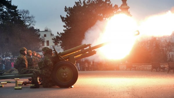 АРТИЉЕРИЈСКА ПАЉБА СА КАЛЕМЕГДАНА: Плотуни у част Дана државности Србије (ВИДЕО) АРТИЉЕРИЈСКА ПАЉБА СА КАЛЕМЕГДАНА: Плотуни у част Дана државности Србије (ВИДЕО)