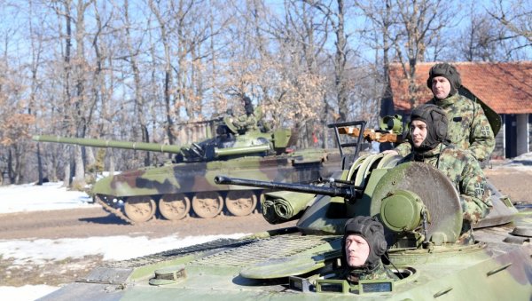 ПРЕКАЉЕНИ ЧУВАРИ МИРА НА СТРАЖИ ИЗНАД ПРЕШЕВА: Репортери Новости са војницима на Шевадским ливадама, у Копненој зони безбедности (ФОТО) ПРЕКАЉЕНИ ЧУВАРИ МИРА НА СТРАЖИ ИЗНАД ПРЕШЕВА: Репортери Новости са војницима на Шевадским ливадама, у Копненој зони безбедности (ФОТО)