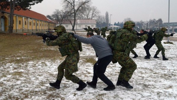 ОБУКА ВОЈНИХ ПОЛИЦАЈАЦА: Од неутрализације терориста до регулисања саобраћаја (ФОТО) ОБУКА ВОЈНИХ ПОЛИЦАЈАЦА: Од неутрализације терориста до регулисања саобраћаја (ФОТО)
